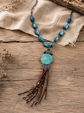 SHYANNE WOMEN'S TURQUOISE COLORED BEADED PENDANT CHARM NECKLACE